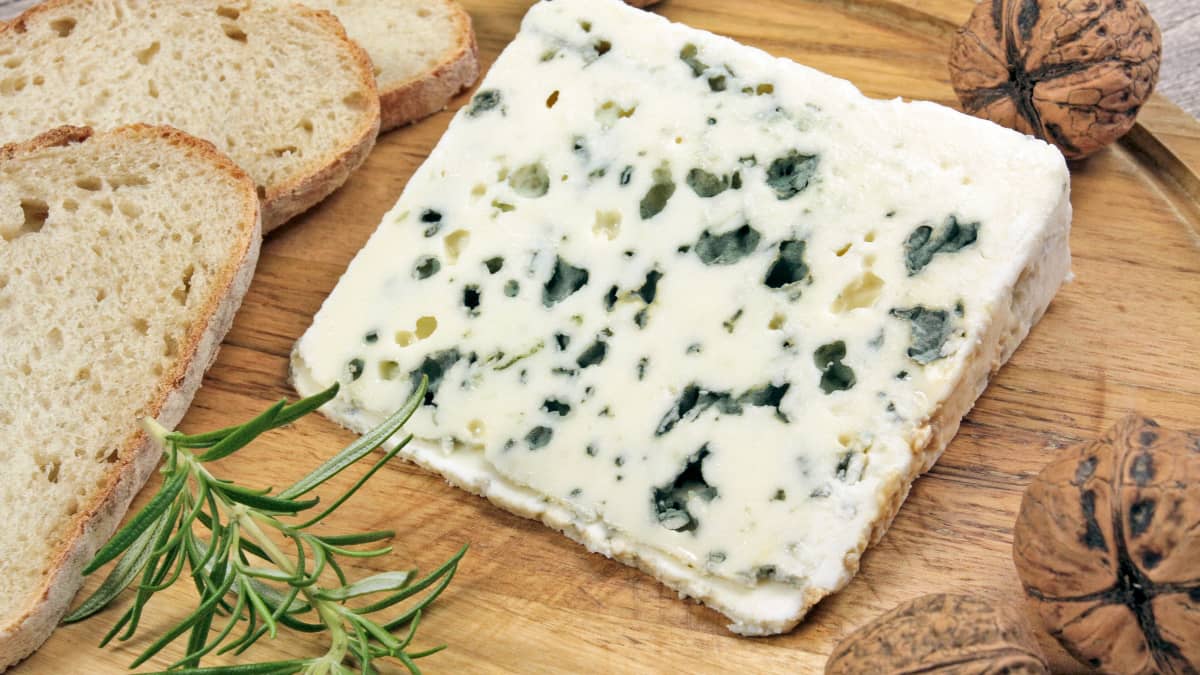 Tranche de fromage roquefort sur une planche à découper