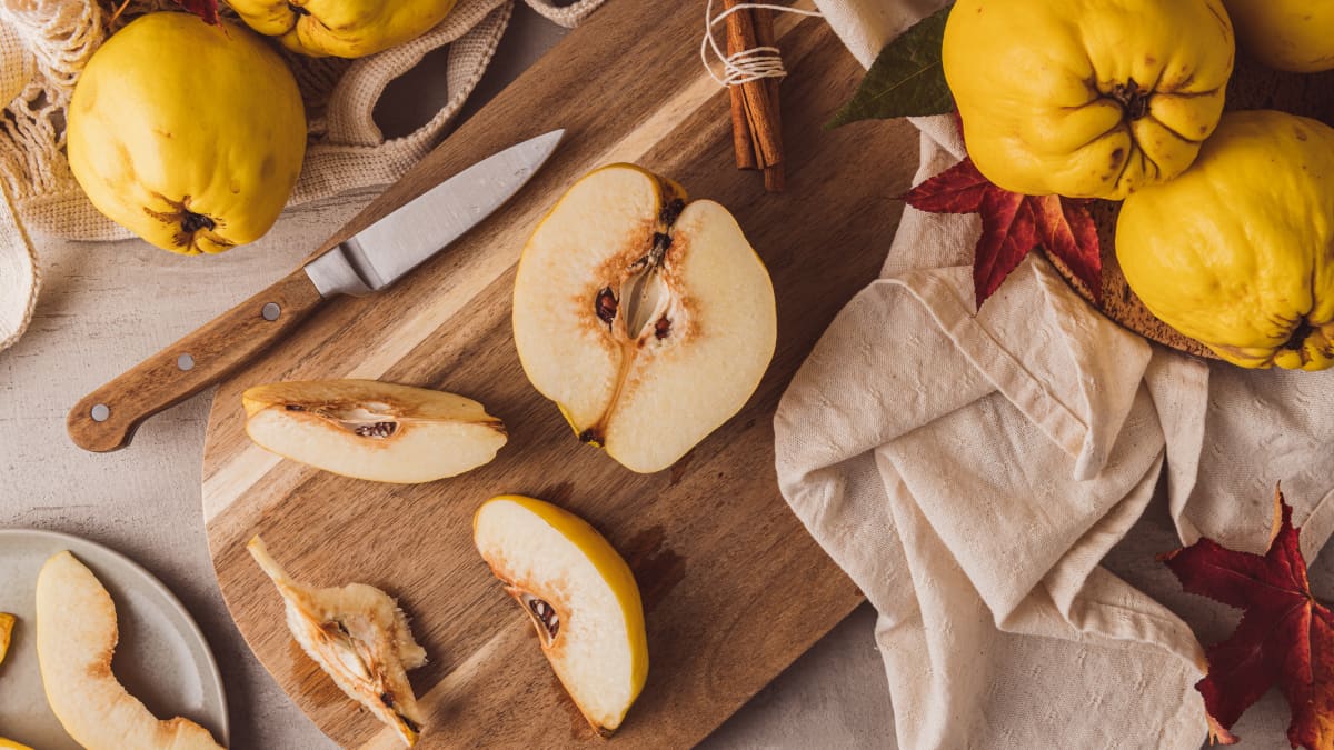 Coings mûrs entiers ou coupés en tranches.