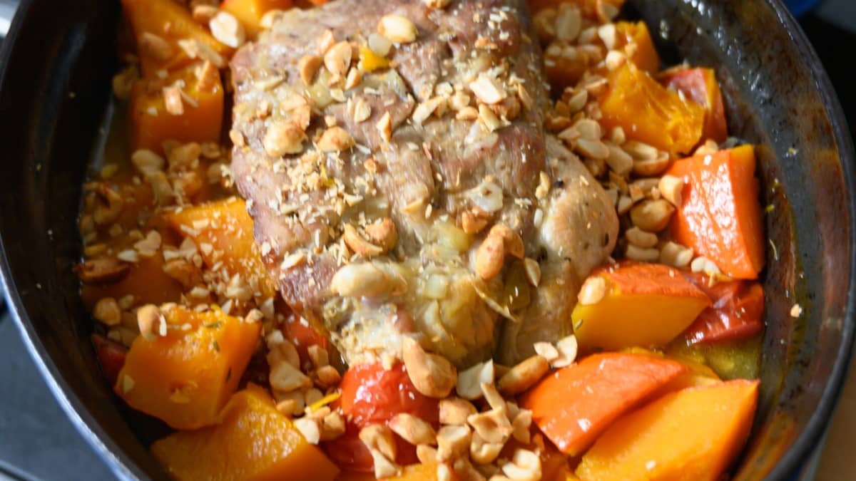 Echine de porc, potimarron, cacahuètes dans une cocotte