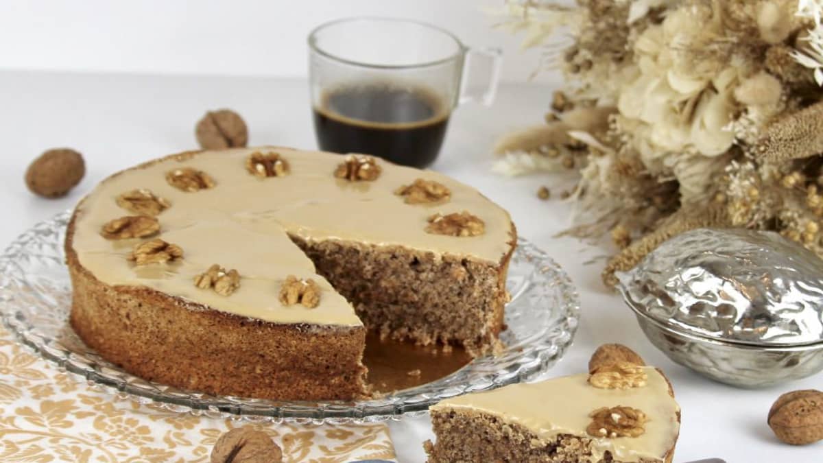Gâteau Grenoblois sur une table avec une nappe blanche, tasse de café