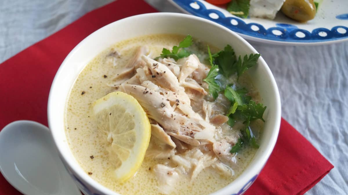 Bol d'Avgolémono et cuillère posés sur une table 