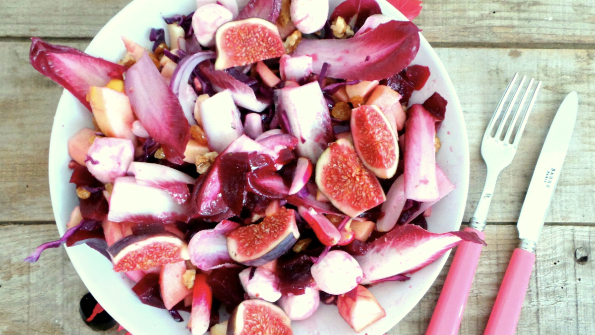 Assiette de salade rose automnale 