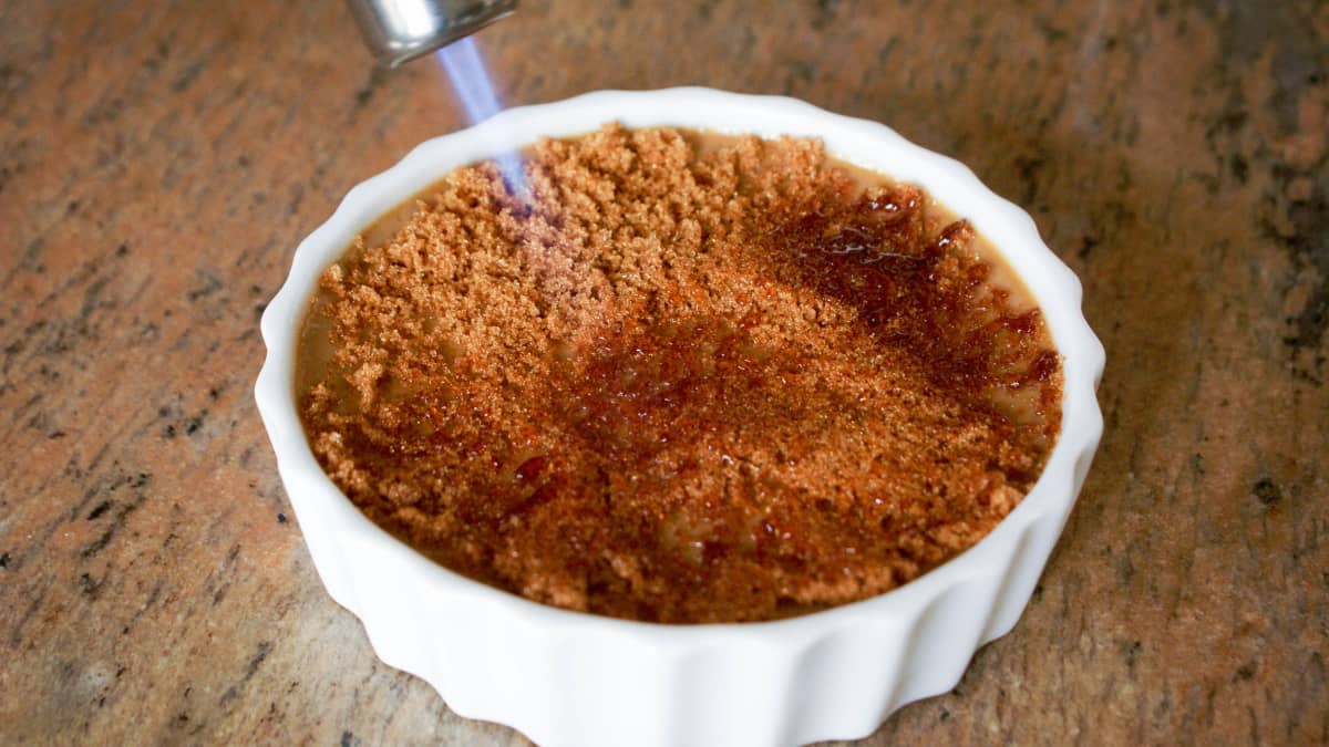 Crème brûlée en cours de caramélisation.
