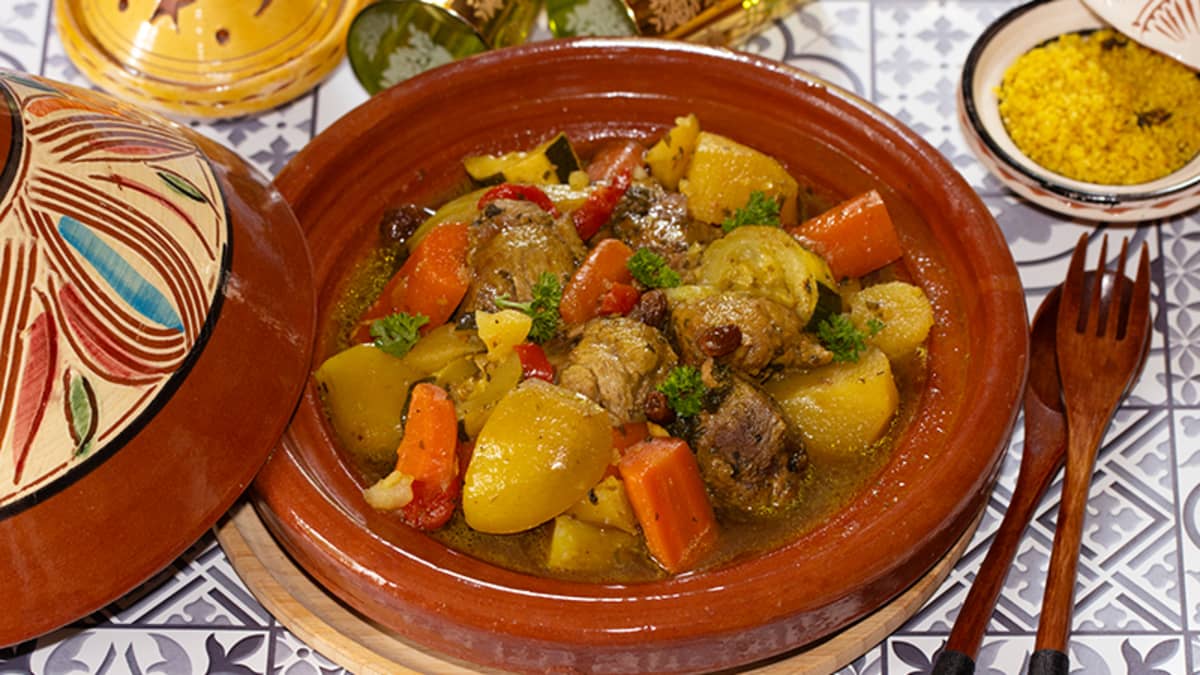 Sot-l’y-laisse de dinde en tajine, sur une table, prêt à être servi