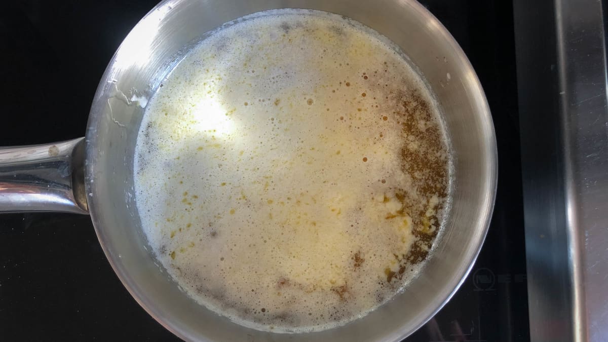 Casserole de beurre en cours de clarification.