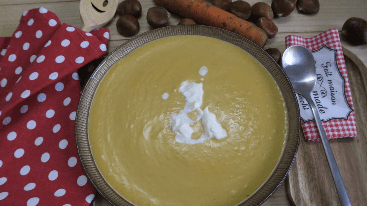 Assiette de velouté de butternut aux carottes et haricots blancs