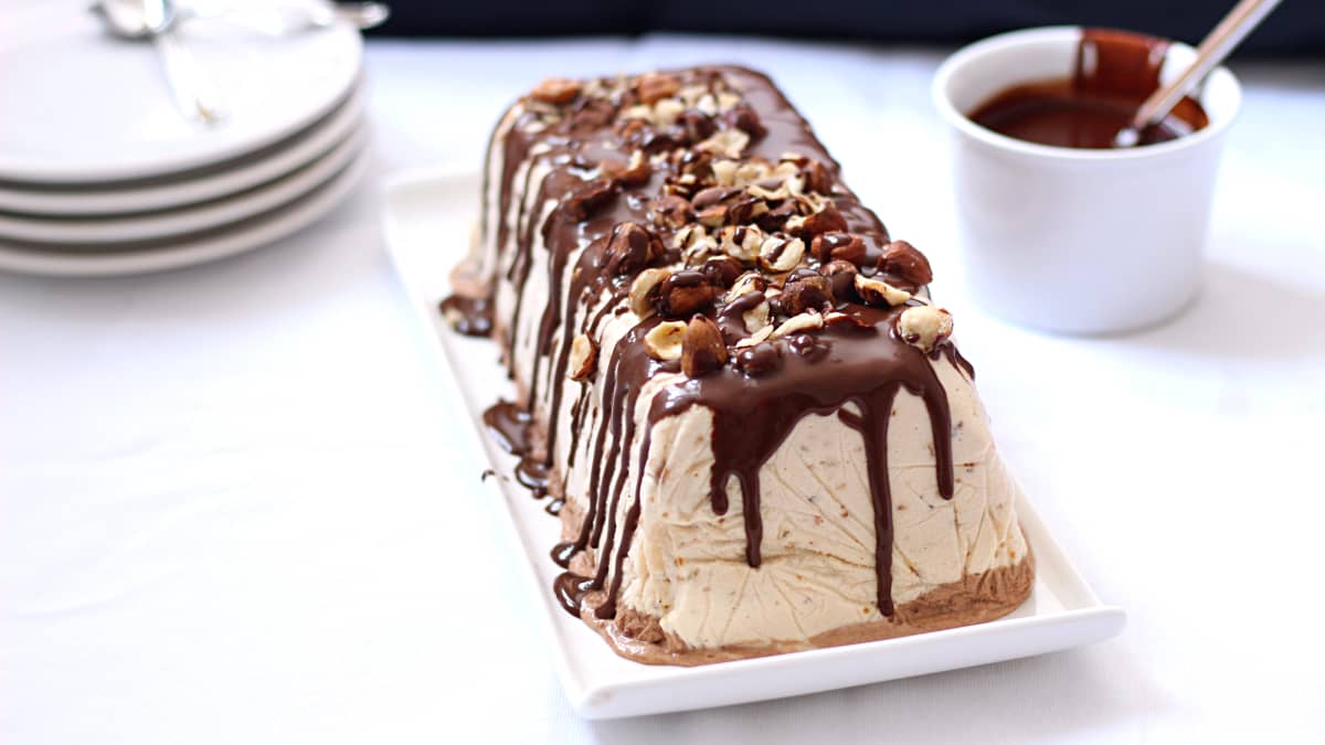 Bûche semifreddo chocolat pralin prête à être servir, avec petit pot de chocolat