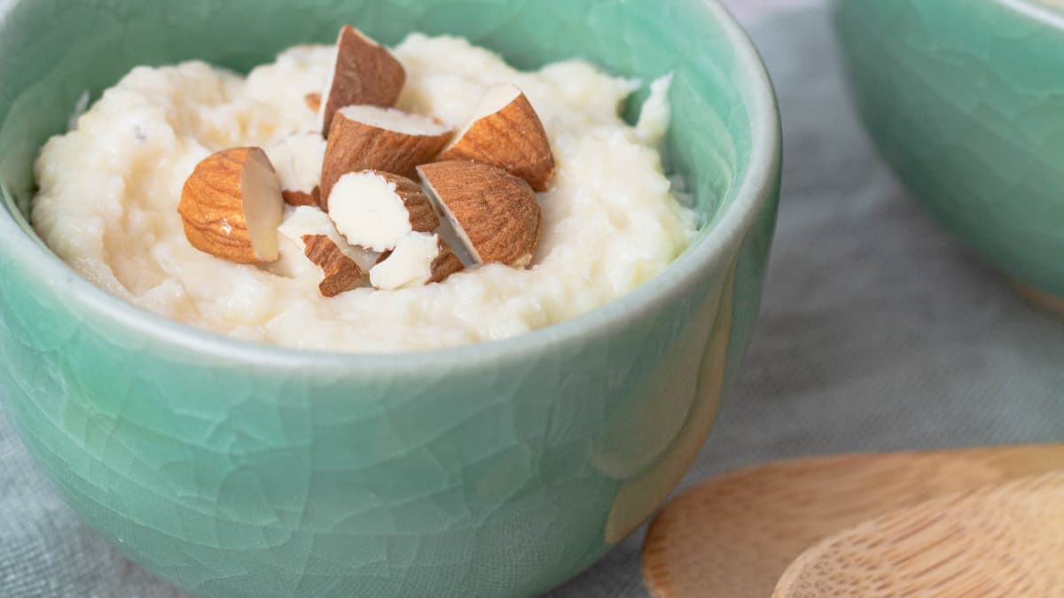 Douceur de pomme à l'amande dans un bol vert