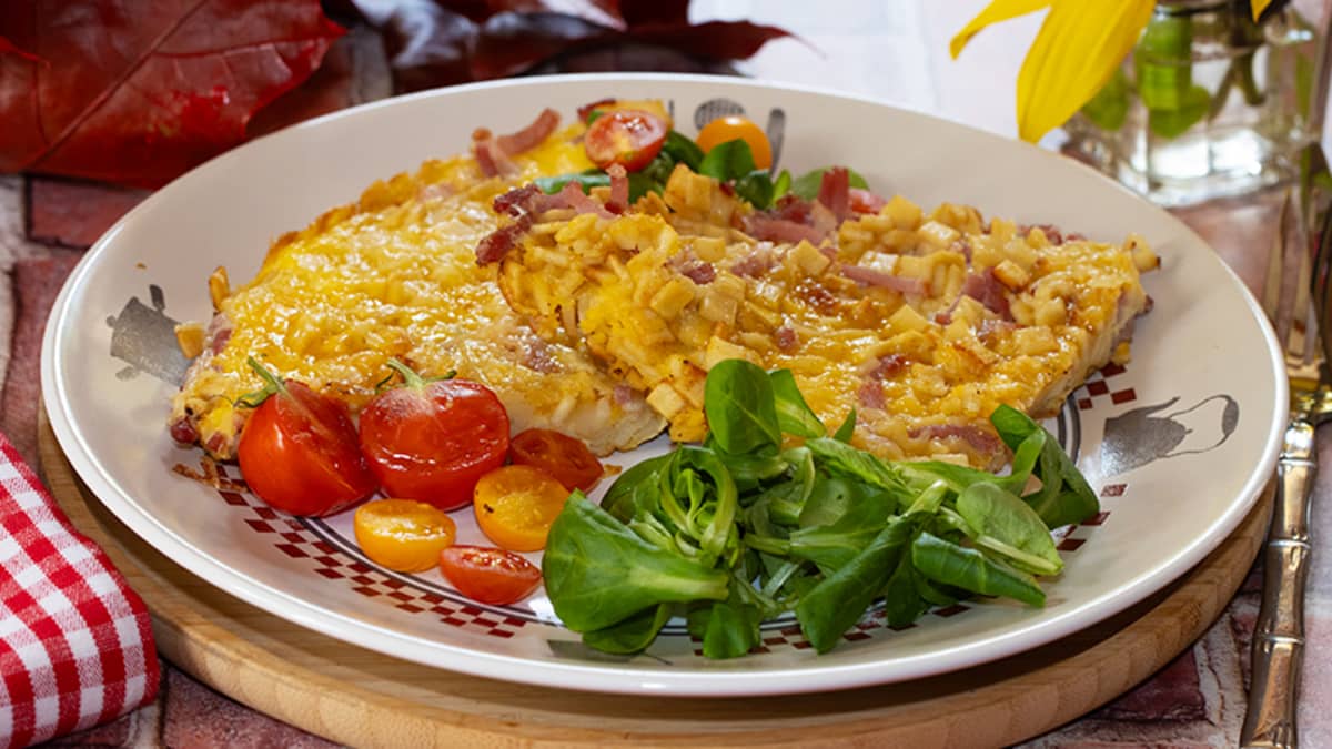 Assiette composée d'omelette aux crozets et lardons, tomates, mâche
