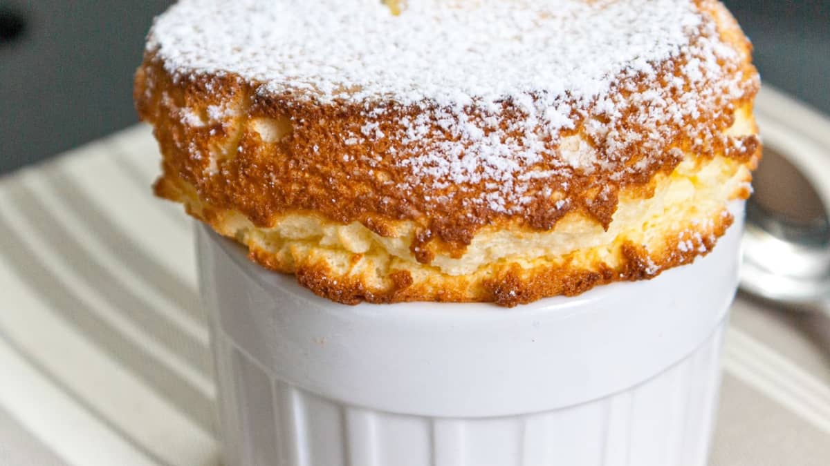 Gros plan sur un soufflé saupoudré de sucre glace