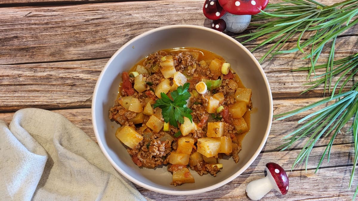 Assiette de chou rave à la bolognaise posée sur une table à la décoration automnale