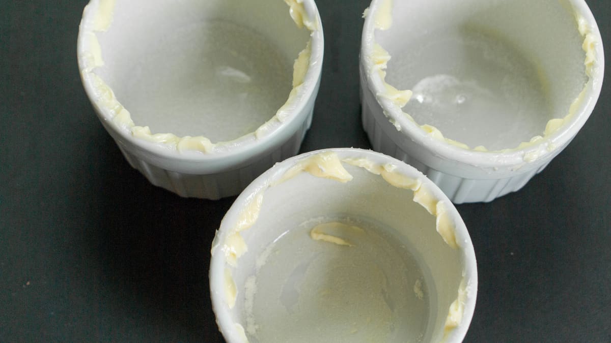 Moules à soufflés chemisés beurre sucre.