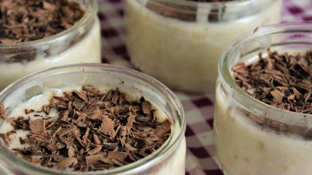 Gros plan sur les petits pots dessert banane chocolat