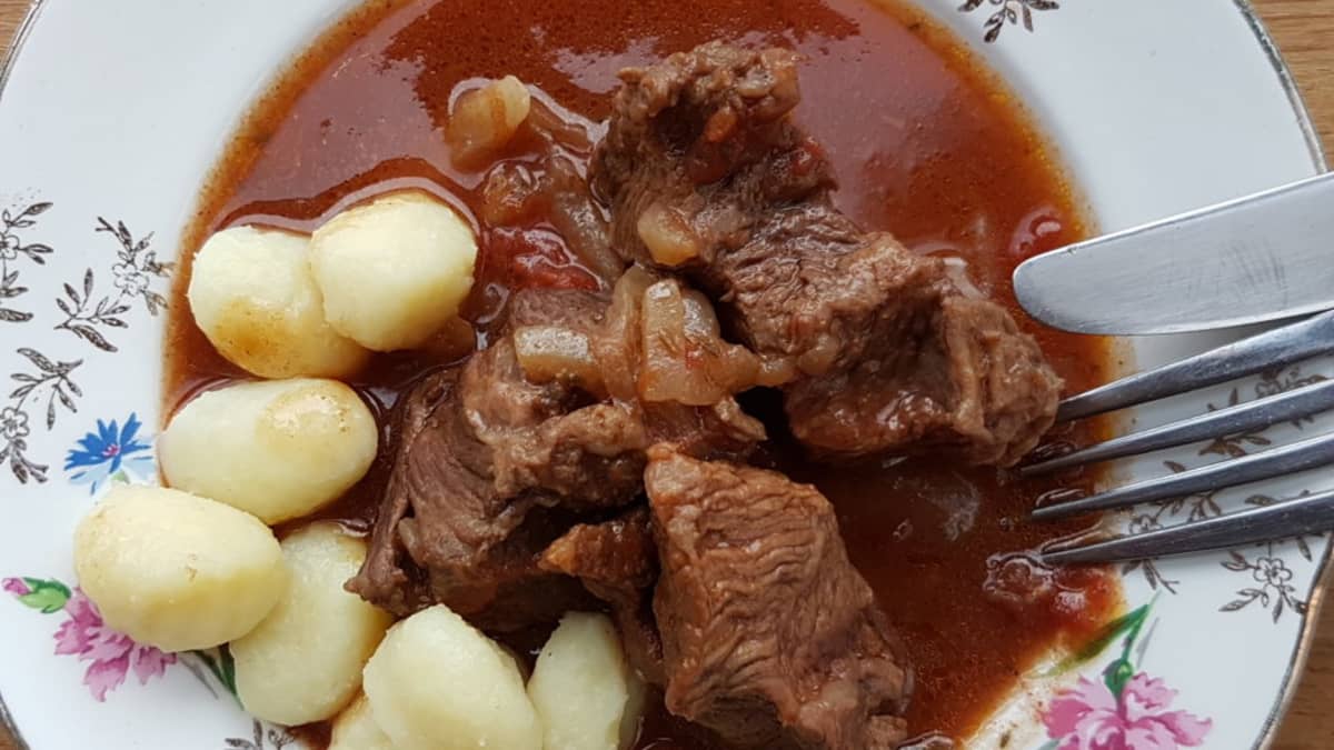 Assiette de goulash de boeuf à la hongroise accompagné de gnocchis