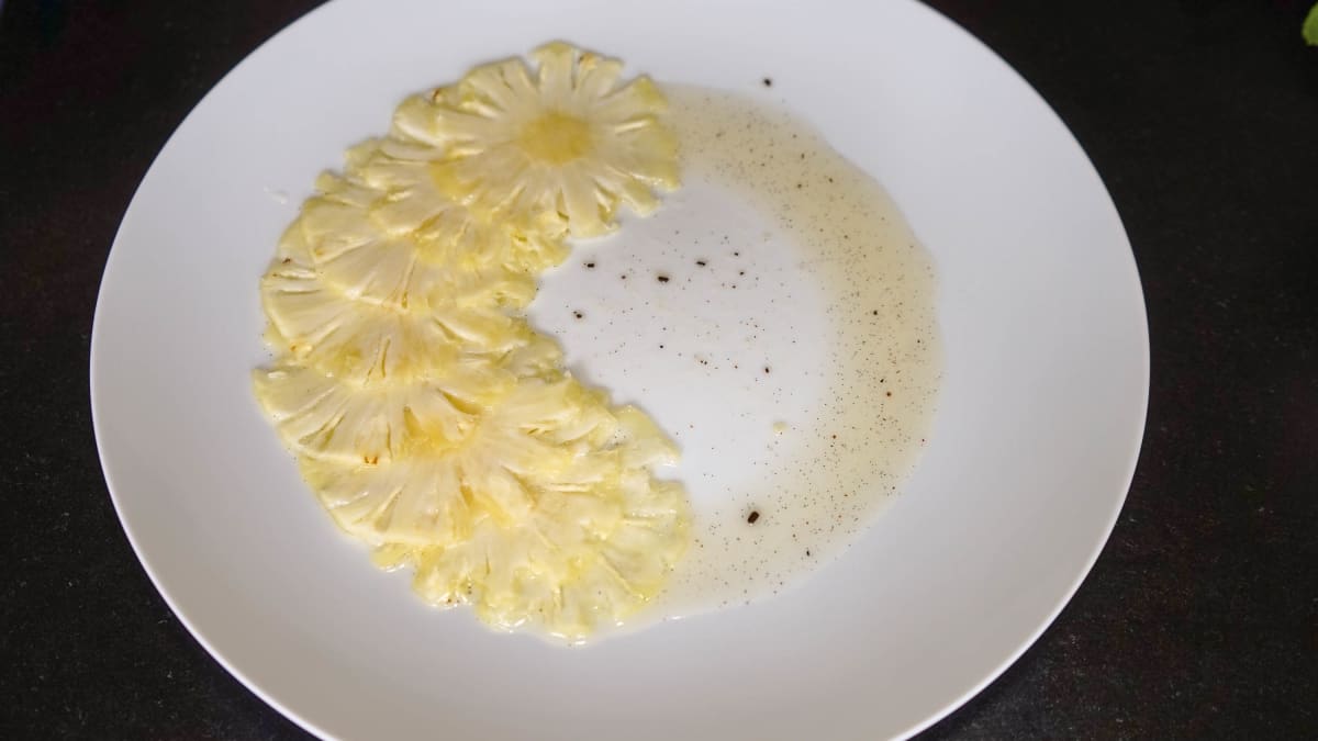 Assiette de tranches d'ananas