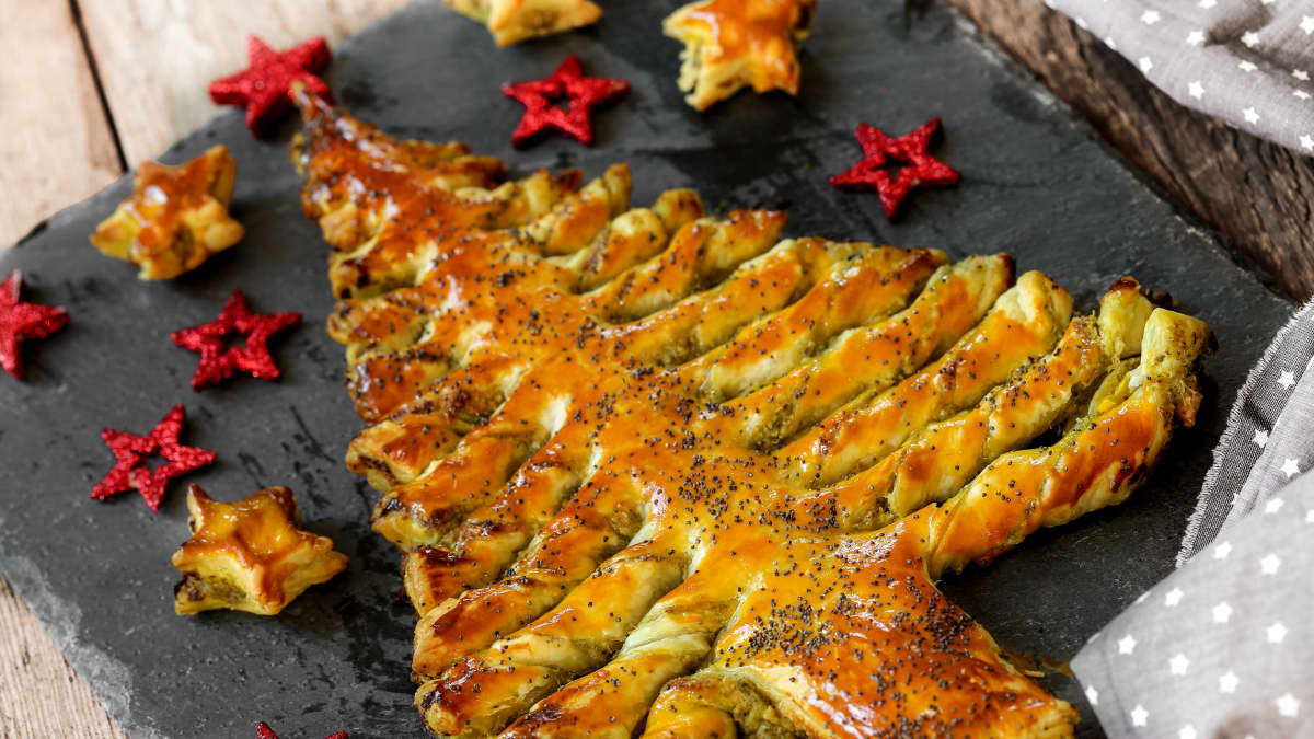 Gros plan sur un sapin de noël apéritif posé sur une ardoise