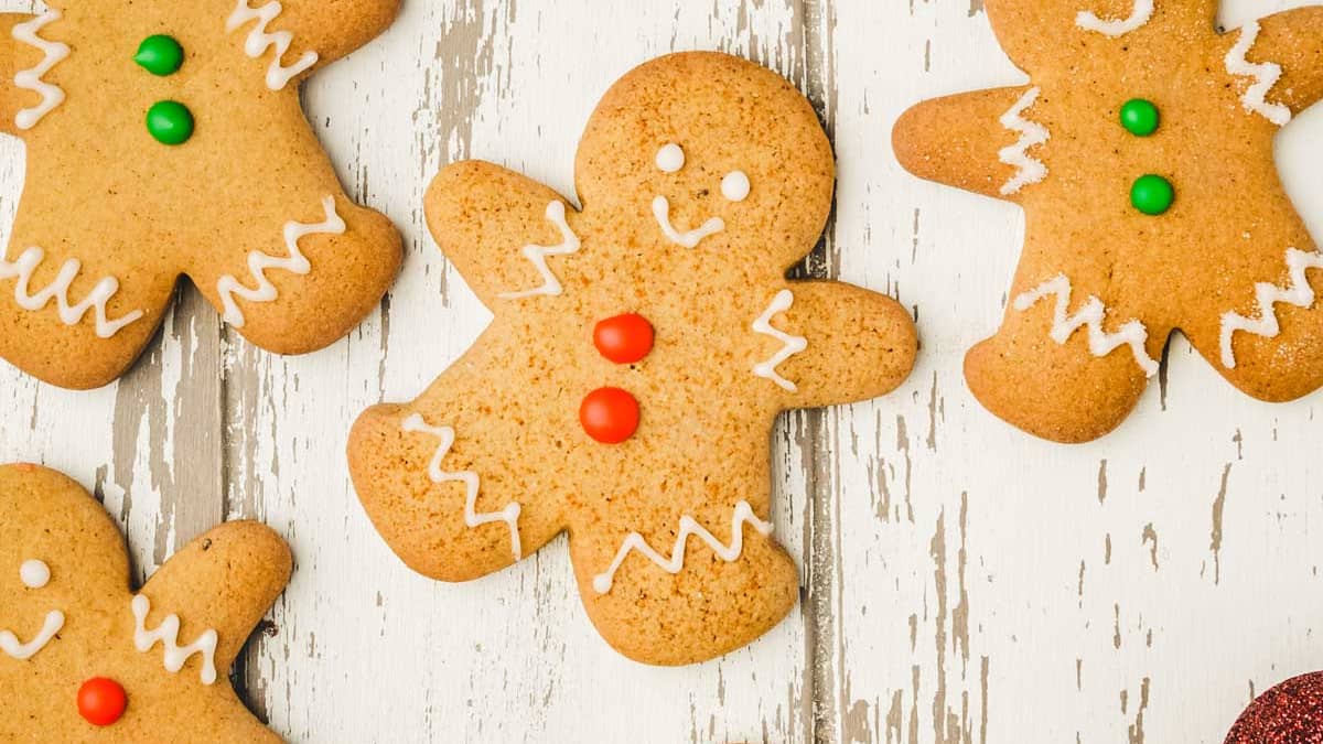 Différents bonhommes en pain d'épices colorés