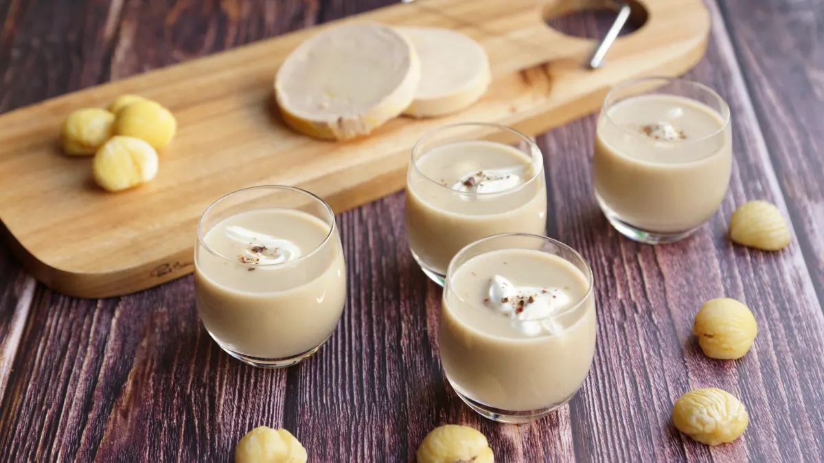 Verrines de cappuccino de foie gras et marrons, tranches de foie gras et marrons