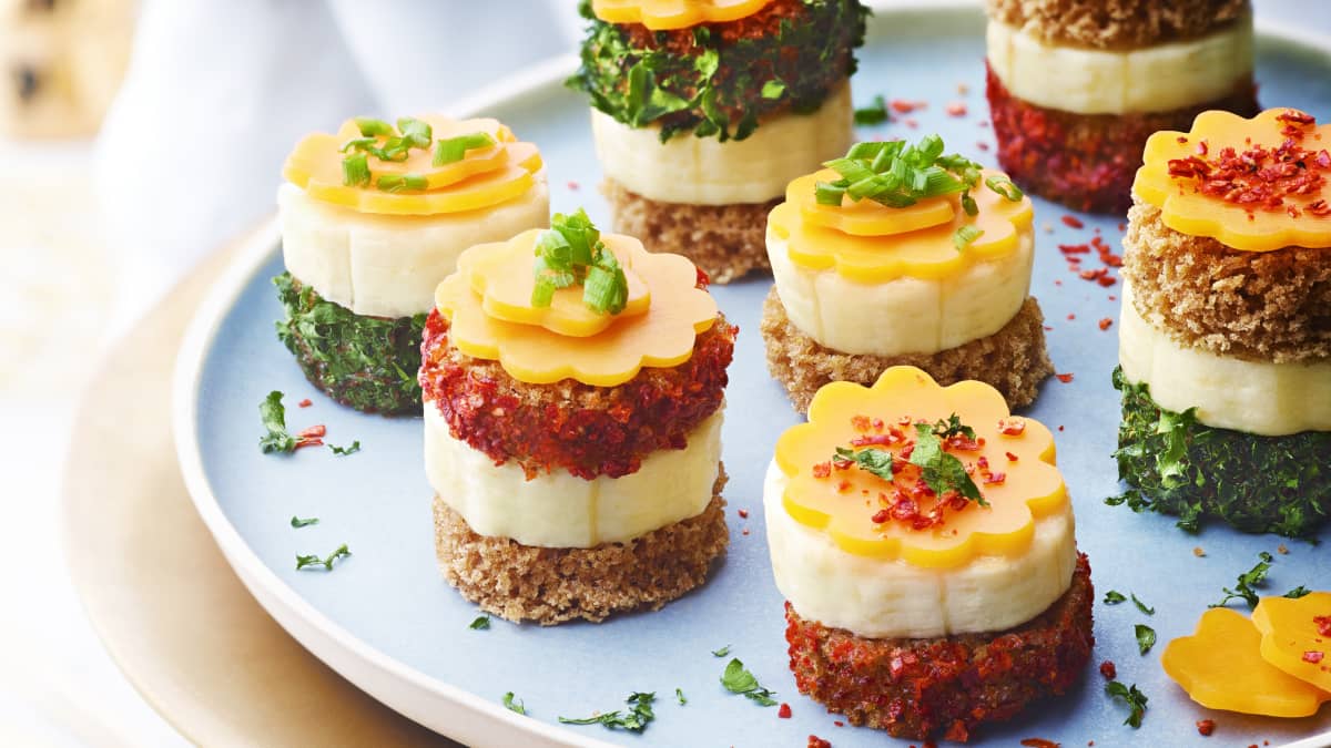 Assiette de bouchées apéritives de pain d’épices à la banane et mimolette