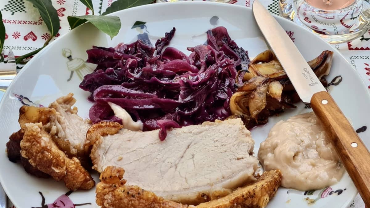 Flæskesteg danois servi avec du chou rouge aigre-doux