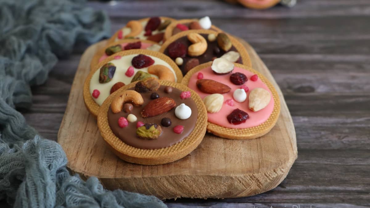 Plateau de biscuits sablés mendiants aux chocolats et aux fruits secs