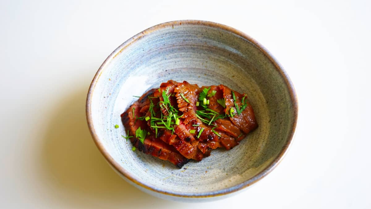 Une belle assiette de "Tigre qui pleure", un plat asiatique classique