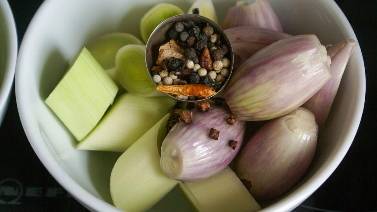 Garniture aromatique dans un bol