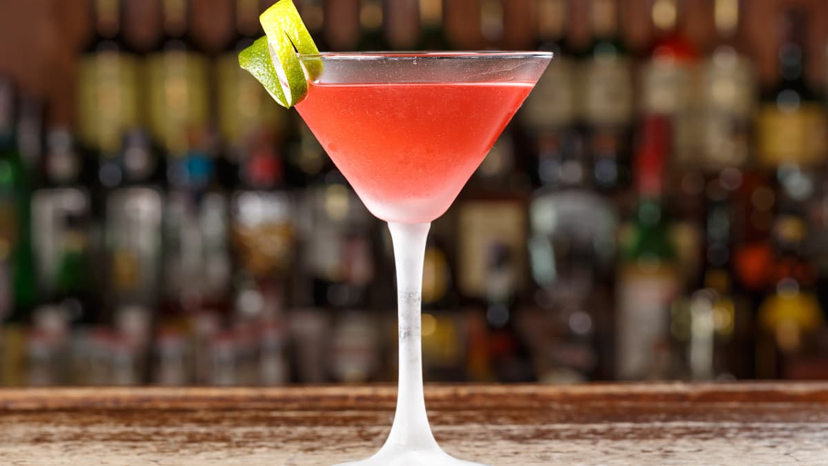 Un verre de virgin Cosmopolitan posé sur un bar