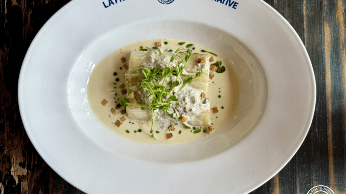 Belle assiette gastronomique de poireau vinaigrette et quenelle de sauce ravigote
