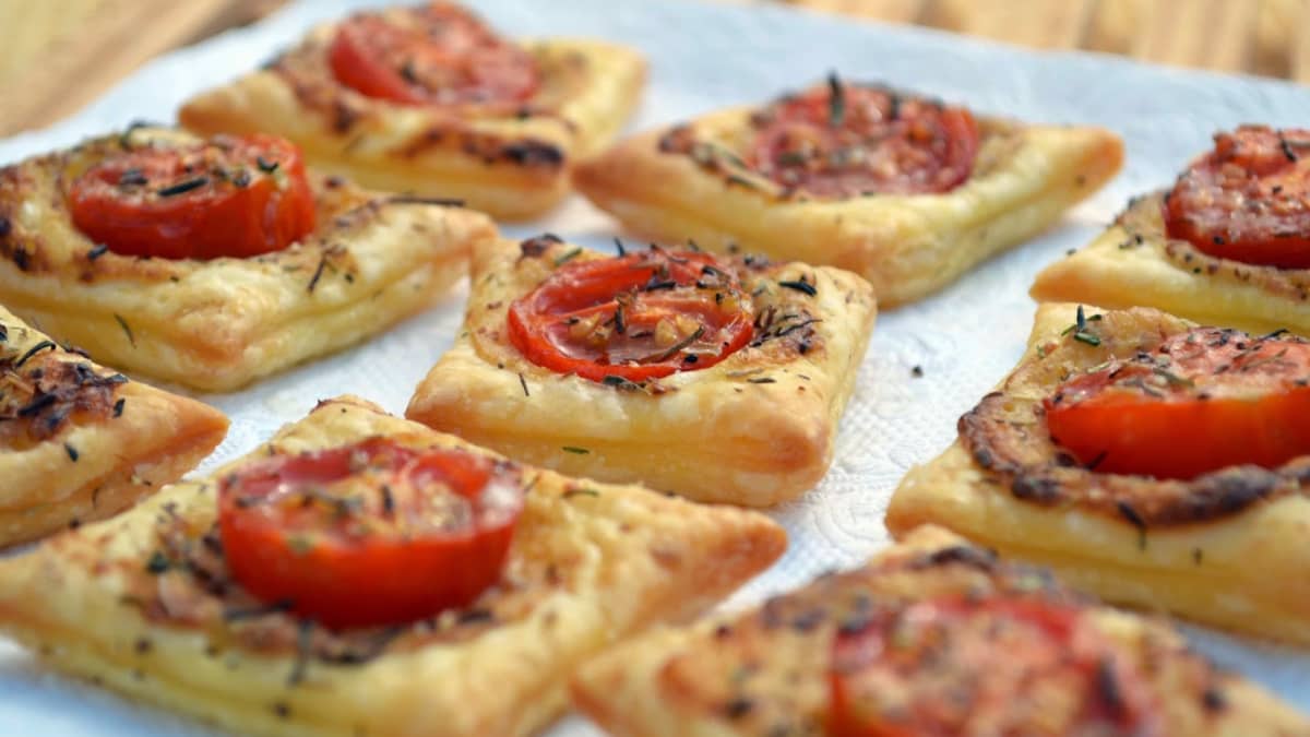 Gros plan sur des petits feuilletés provençaux