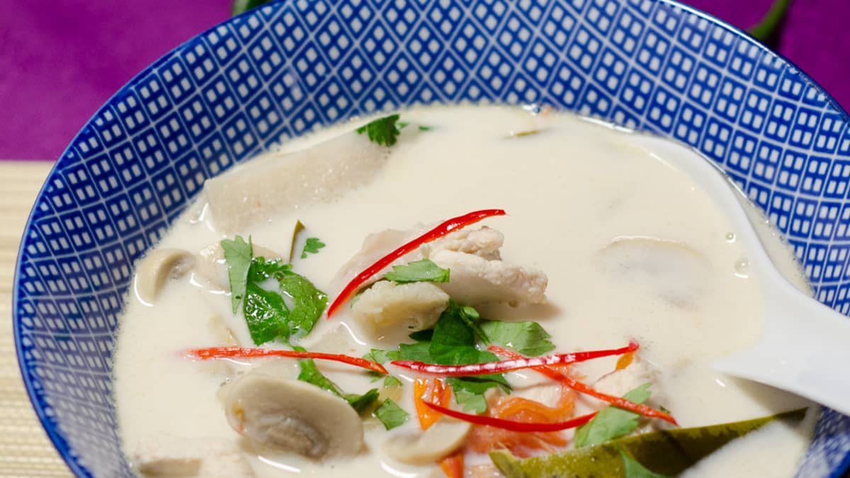Gros plan sur un appétissant bol de soupe Tom Kha Kai
