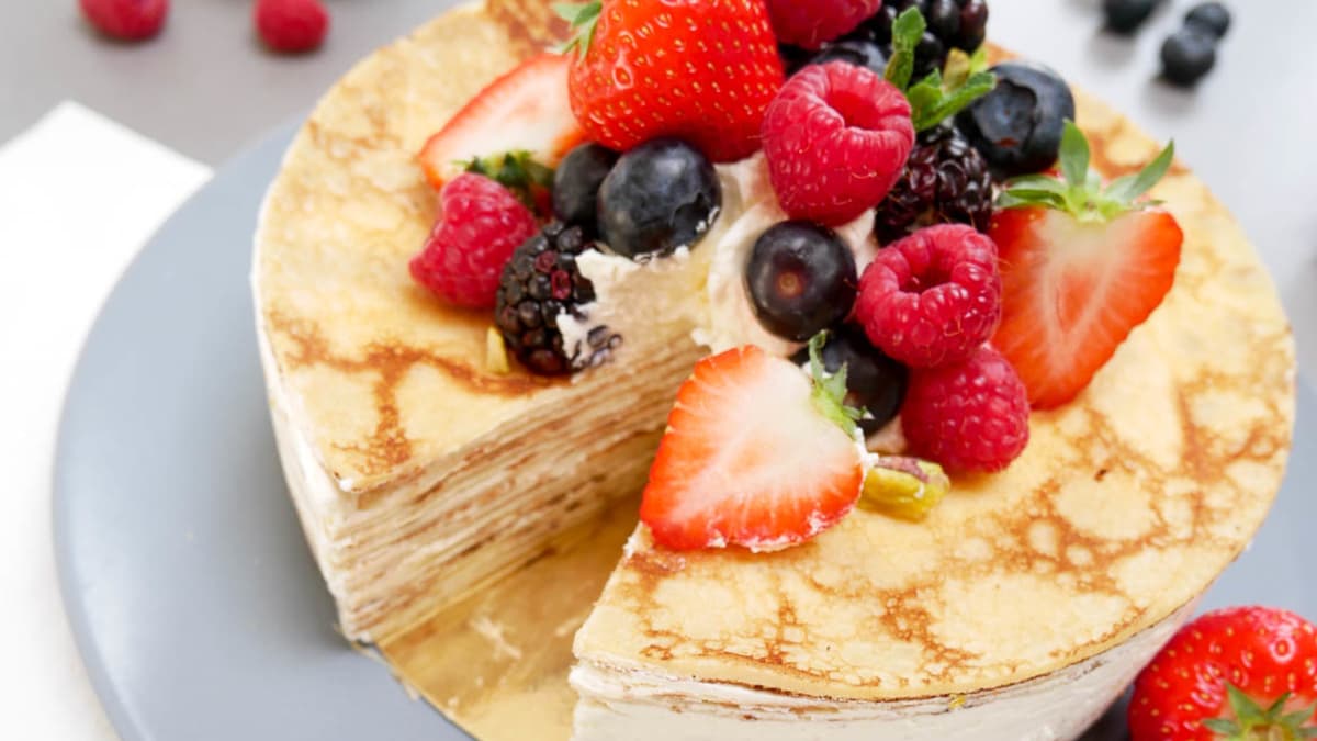 Gâteau de crêpes à la crème citronnée décoré avec des fruits rouges