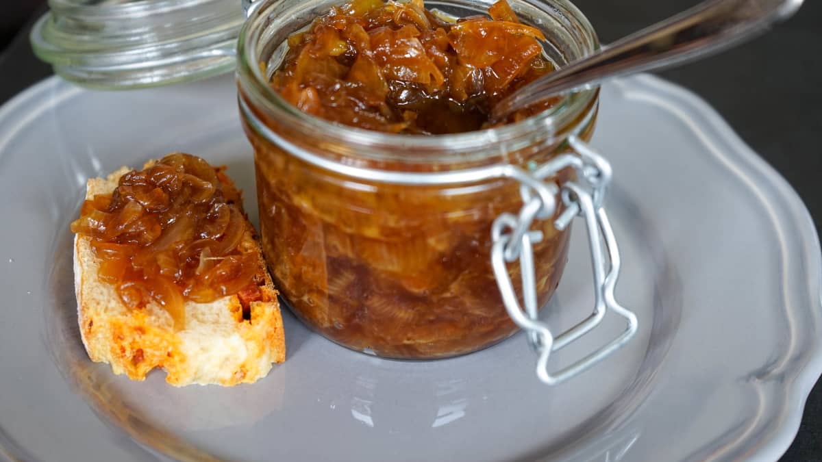 Bocal et toast de compote d'oignons.