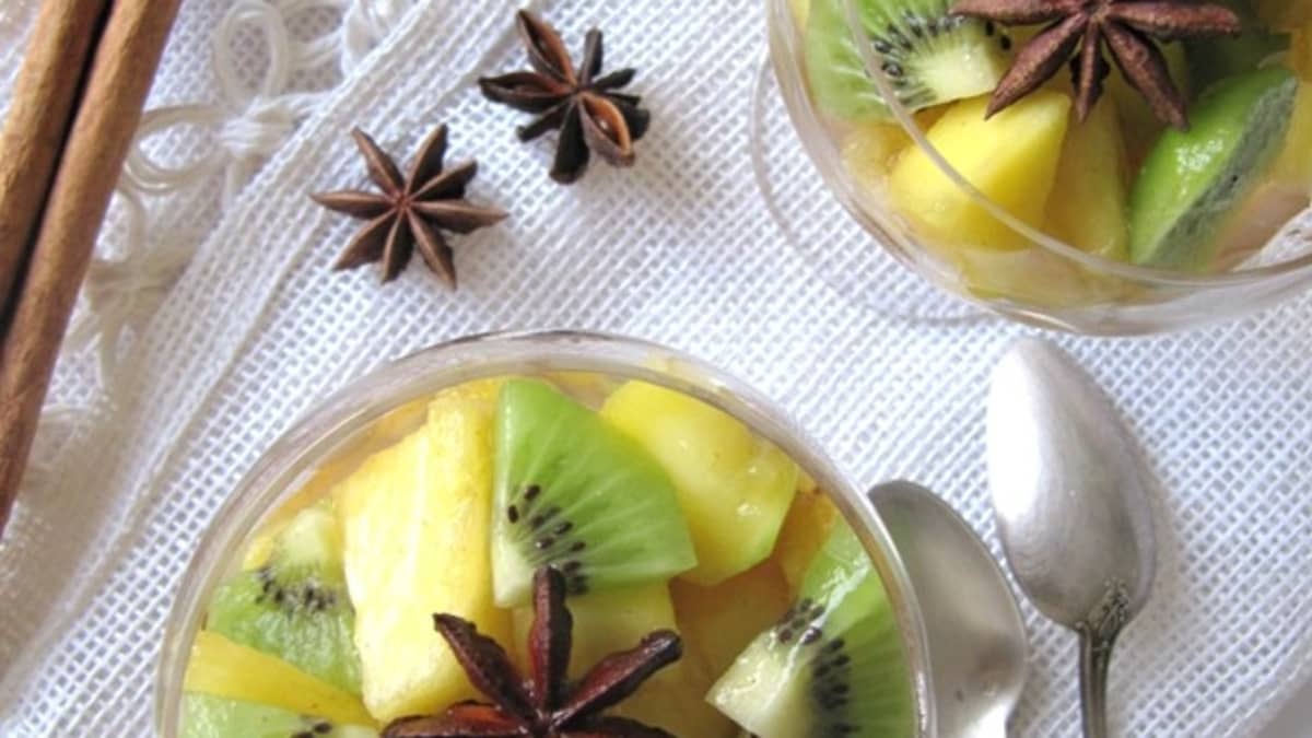 2 coupes de salade de fruits exotiques aux épices