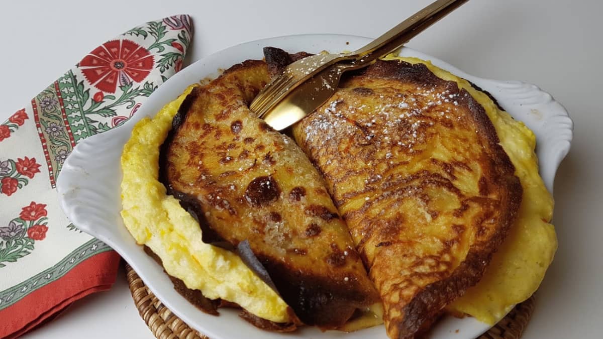 Belle crêpe soufflée au Grand Marnier juste sortie du four