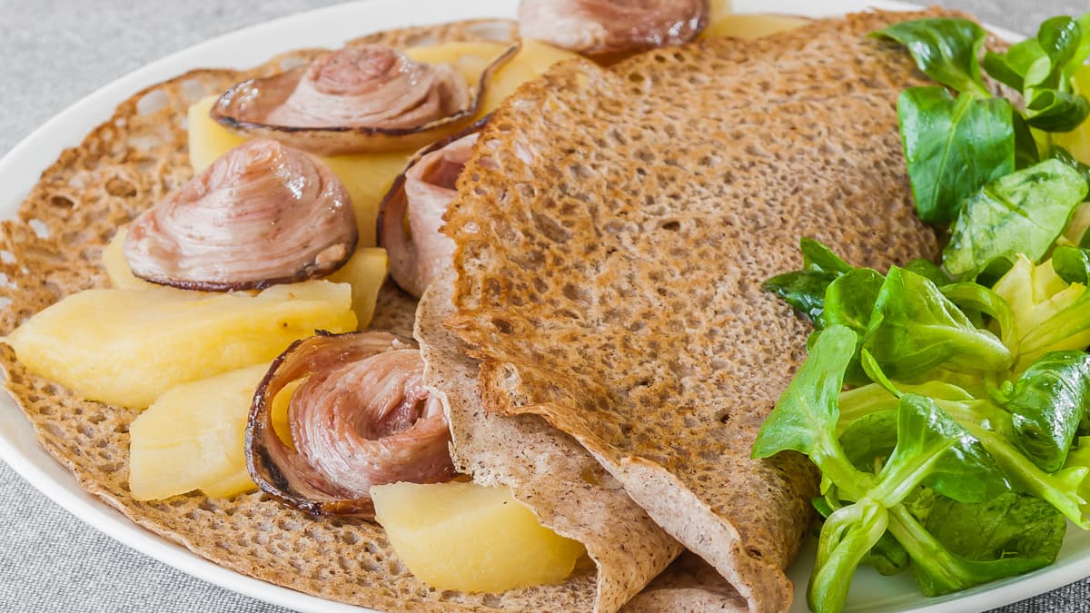 Assiette de galette pomme andouille et salade verte