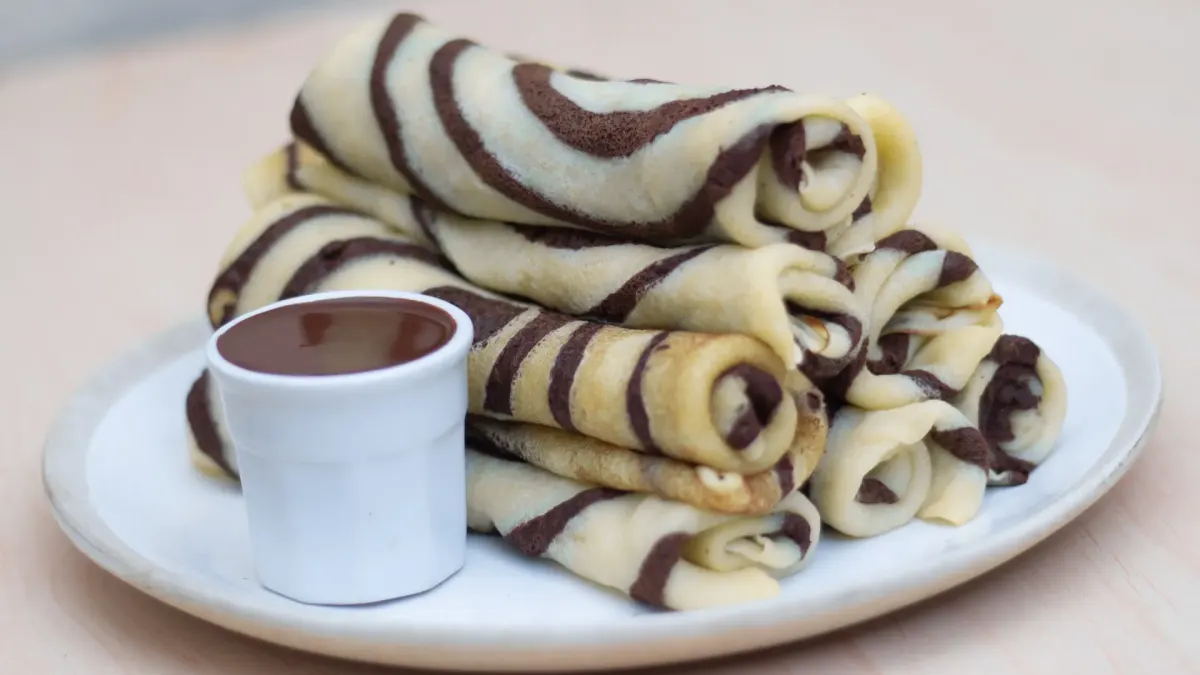 Pile de crêpes tourbillon vegan et sauce chocolat