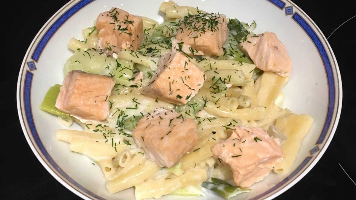 Assiette de pâtes façon "one pot pasta" saumon poireaux