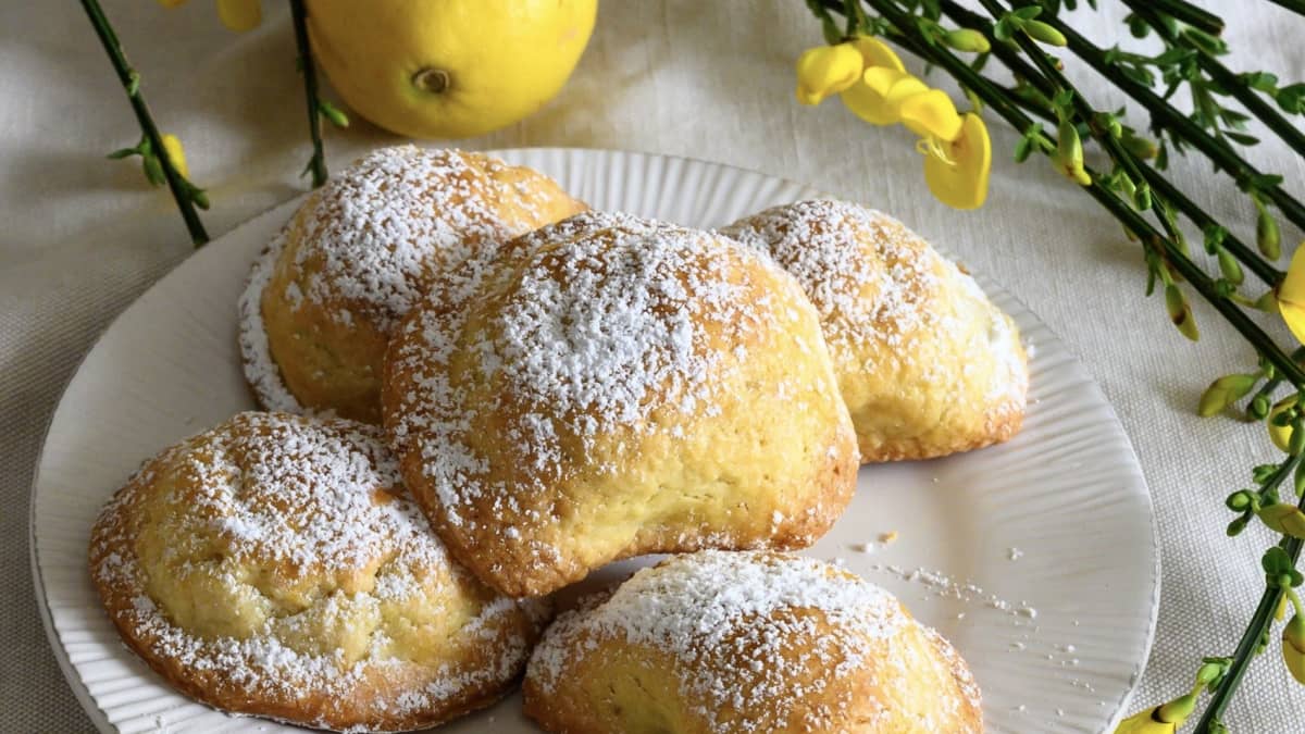 Assiette de sfogliatelle frolle saupoudrés de sucre glace