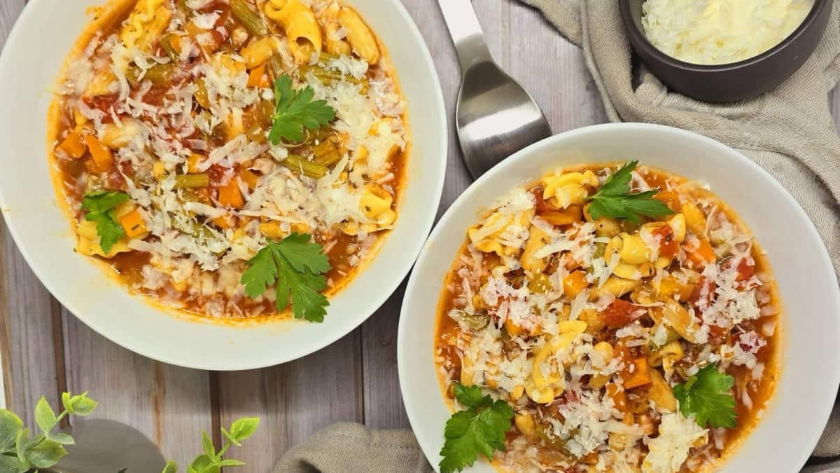 2 belles assiettes de Minestrone