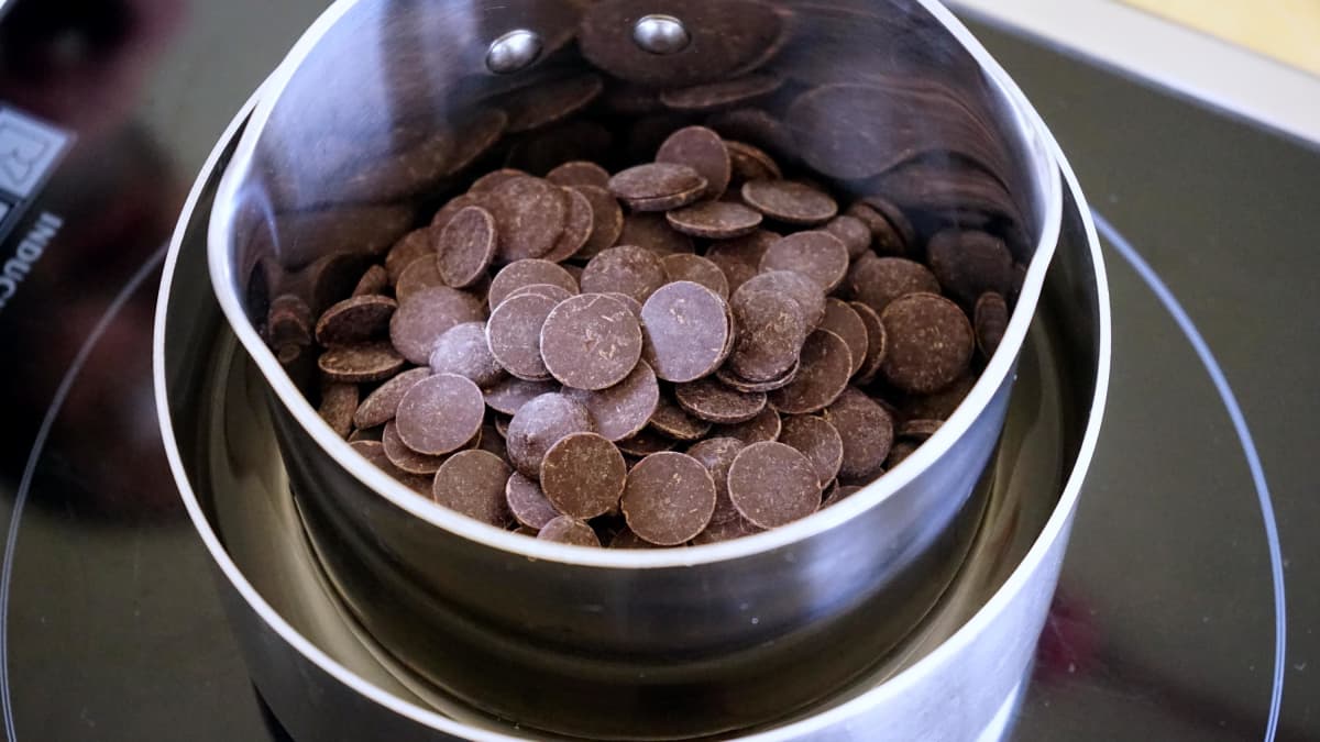 Pastilles de chocolat de couverture au bain-marie