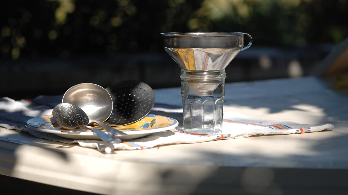 Entonnoir à confiture posé sur un pot vide