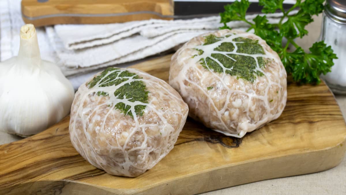 Deux crépinettes sur planche de bois