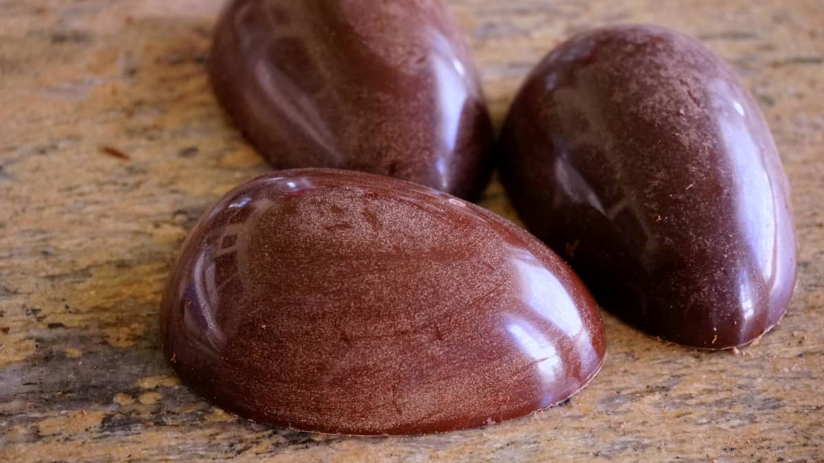 Gros oeufs en chocolat en cours de préparation