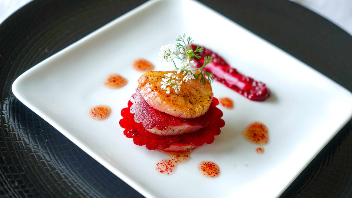 Une assiette de millefeuille de Saint-Jacques et betterave joliment dressée