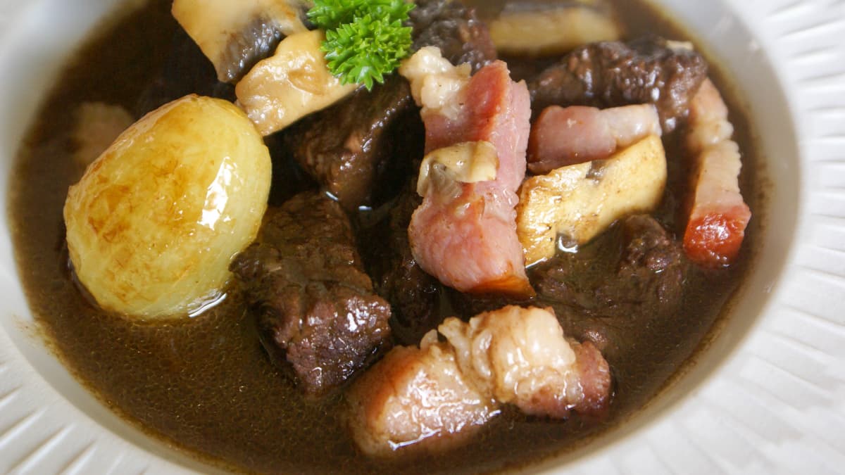 Daube de boeuf dans une assiette creuse