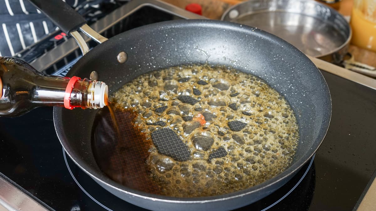 Sucs de cuisson dans une poêle