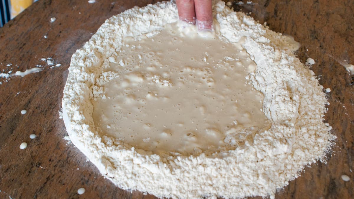 Fontaine de farine et eau sur un marbre.