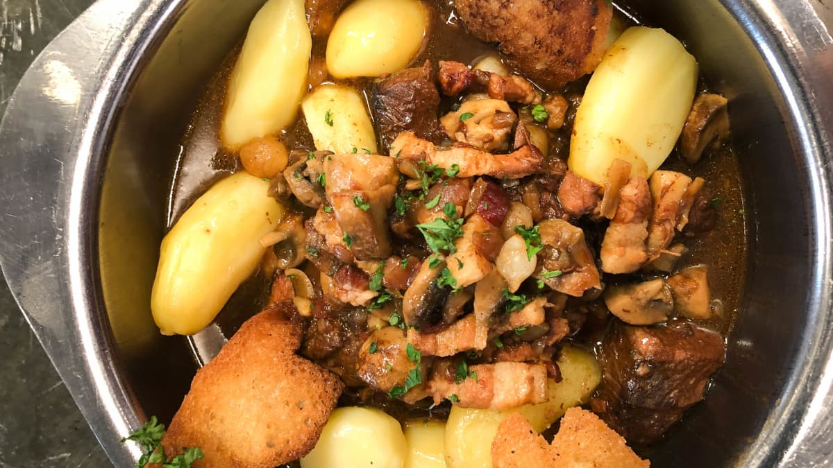 Veau Marengo dans un plat inox