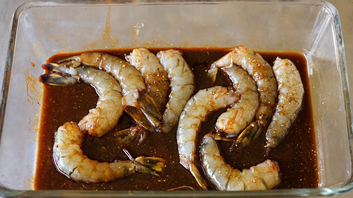 Crevettes en marinades dans un plat pyrex.